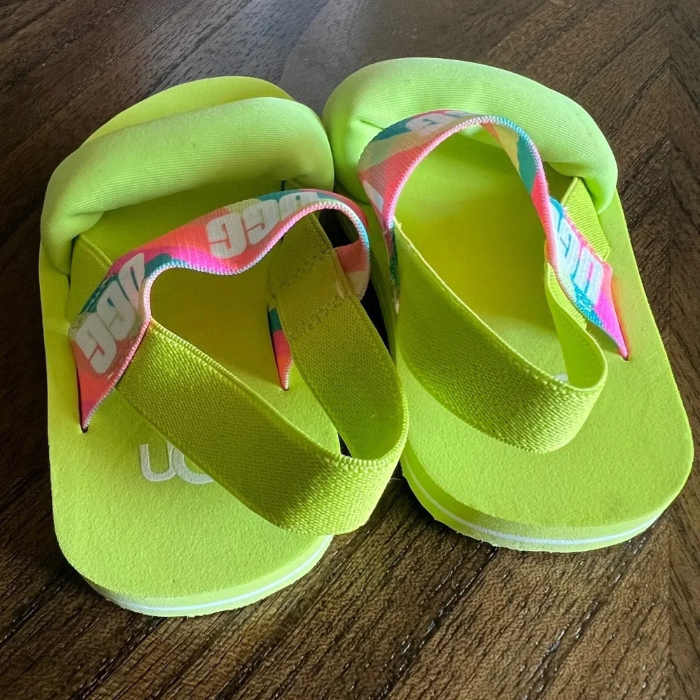 Uggs Childrens Green Zuma Slide Size 6 - Picture 3 of 5